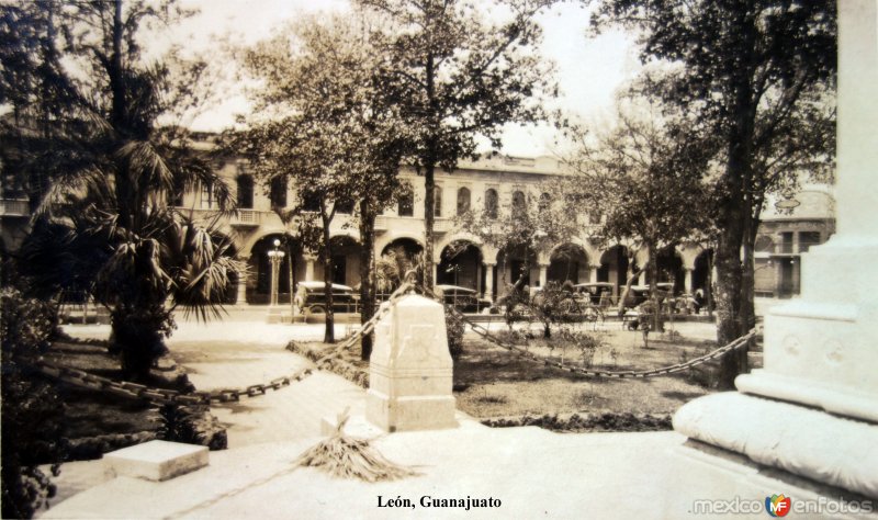 Fotos de León, Guanajuato: Plaza y portales ( Circulada el 4 de Agosto de 1929 ).