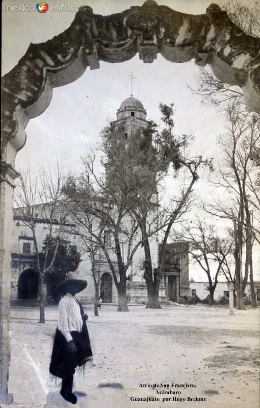 Fotos de Acámbaro, Guanajuato: El Atrio de San Francisco Acámbaro Guanajuato  por el fotografo Hugo Brehme.