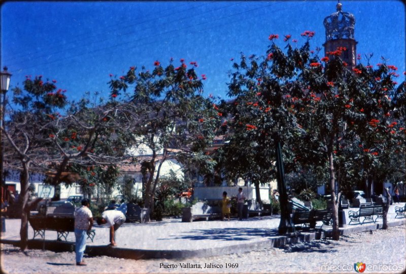 Fotos de Puerto Vallarta, Jalisco: La Plaza de Armas e Iglesia de Puerto Vallarta, Jalisco 1969.