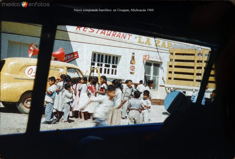 Fotos de Uruapan, Michoacán: Ninos comprando barrilitos  en Uruapan, Michoacán 1960.