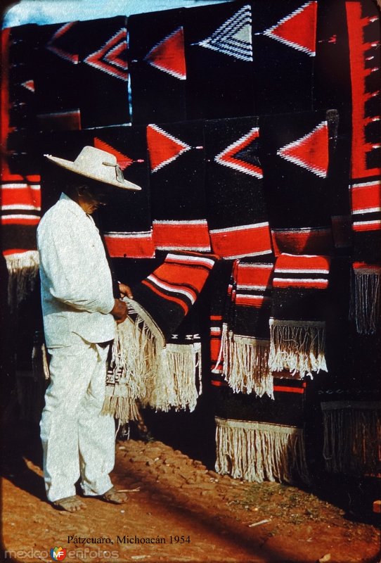 Fotos de Pátzcuaro, Michoacán: Tipos Mexicanos vendedor de Zarapes Pátzcuaro, Michoacán 1954.