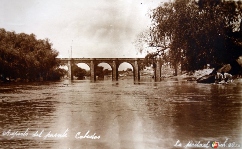 Fotos de La Piedad, Michoacán: Aspecto del puente Cabadas y lavanderas en la orilla del rio La Piedad, Michoacán.