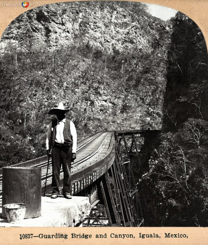 Fotos de Iguala, Guerrero: Guardia en el puente.