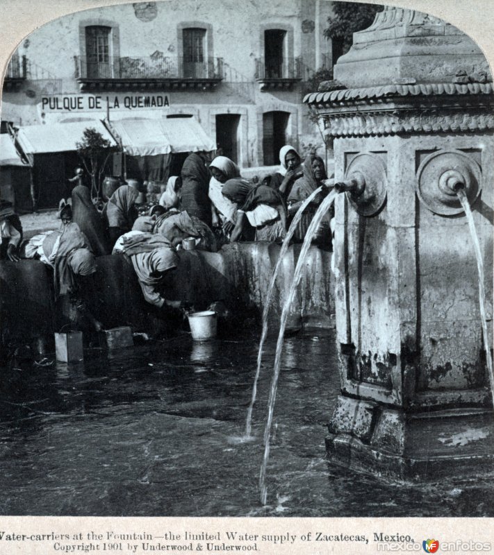 Fotos de Zacatecas, Zacatecas: Aguadoras en la fuente 1901