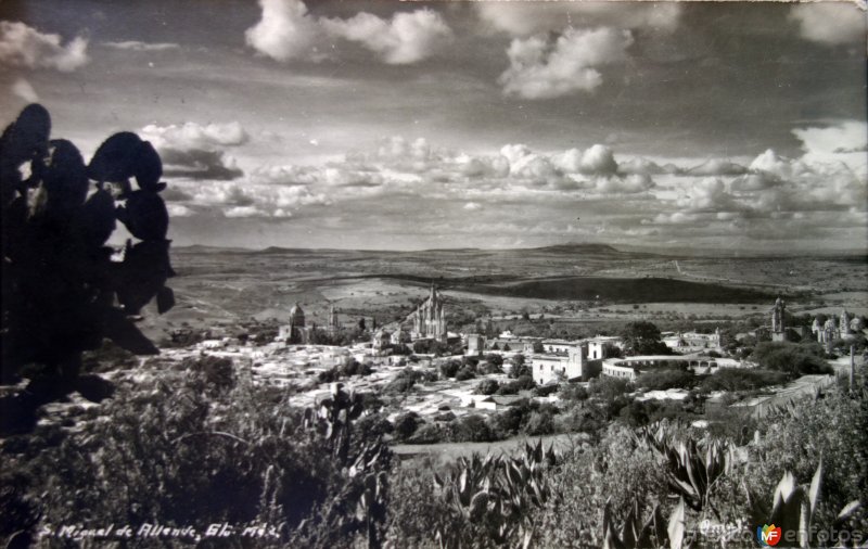 Fotos de San Miguel De Allende, Guanajuato: Panorama. ( Circulada el 17 de Marzo de 1952 ).