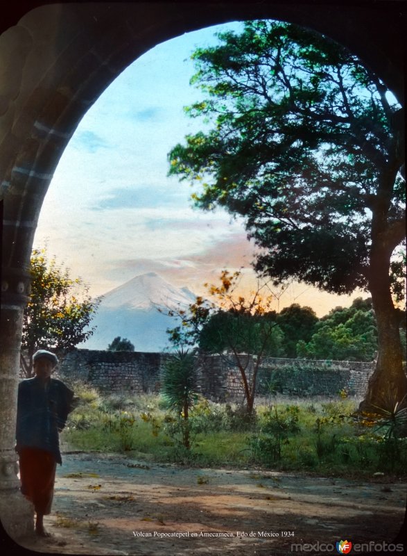 Fotos de Amecameca, México: Volcan Popocatepetl en Amecameca, por el fotógrafo T. Enami, de Yokohama, Japón (1934)