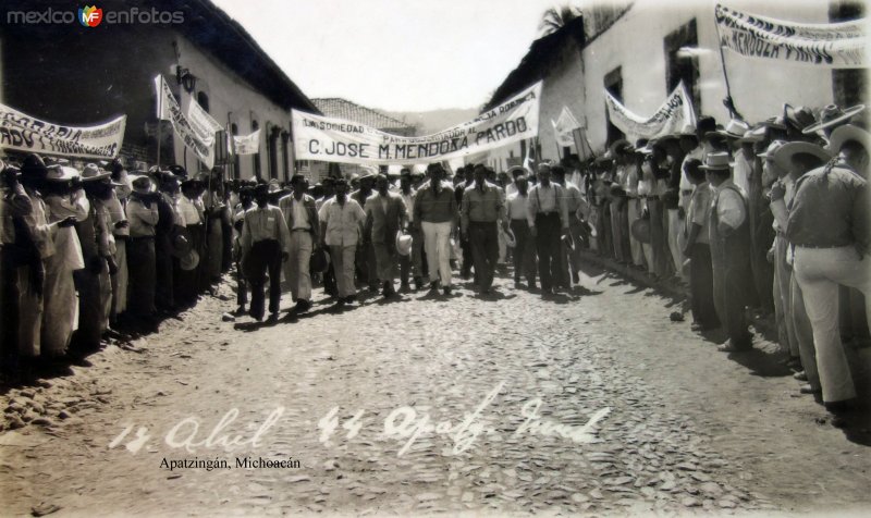 Fotos de Apatzingán, Michoacán: Manifestaciones politicas en Apatzingán, Michoacán ( Fechada el 18 de Abril de 1944 ).