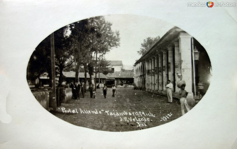 Fotos de Tacámbaro, Michoacán: Portal Allende Foto de J R Velarde ( fechada en 1912 )