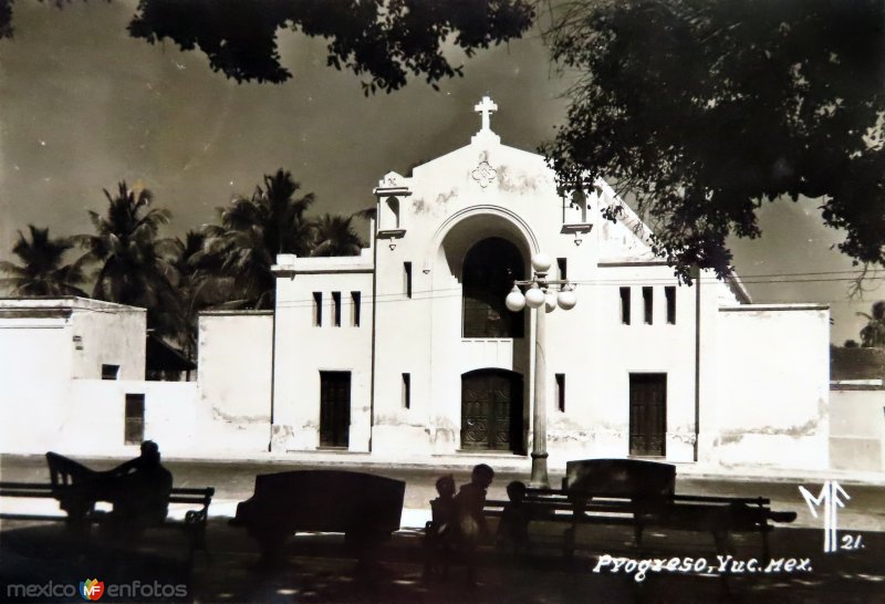 Fotos de Progreso, Yucatán: Una capillita. ( Circulada el 30 de Octubre de 1951 ).