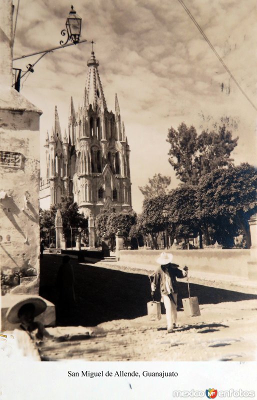 Fotos de San Miguel De Allende, Guanajuato: Tipos Mexicanos vendedor de agua. ( Circulada el 14 de Octubre de 1942 ).