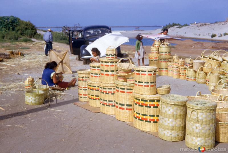 Fotos de Ensenada, Baja California: Venta de canastos típicos mexicanos (1953)