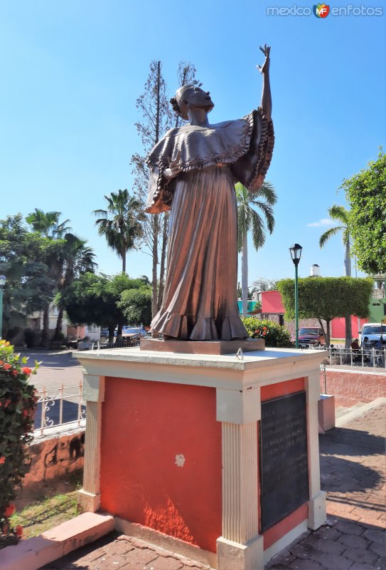 Fotos de El Rosario, Sinaloa: Estatua de Lola Beltran