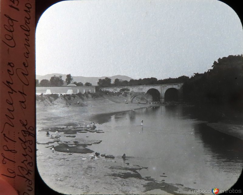 Fotos de Acámbaro, Guanajuato: Antiguo puente por el fotografo William H. Rau.