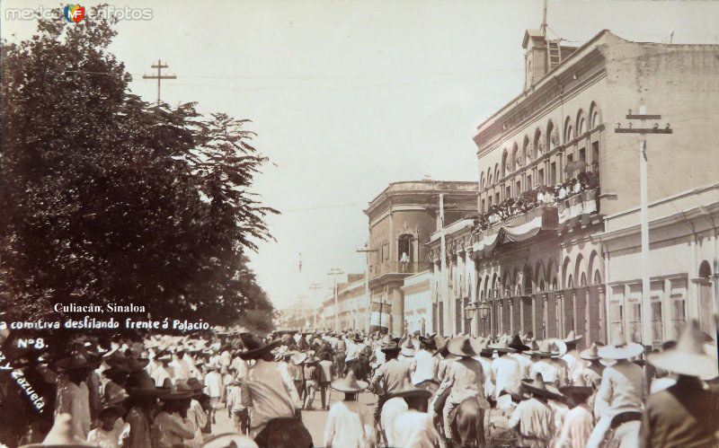 Fotos de Culiacán, Sinaloa: La comitiva desfilando frente a palacio Culiacán, Sinaloa.