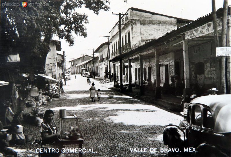 Fotos de Valle De Bravo, México: Centro comercial  ( Circulada el 11 de Agosto de 1957 ).