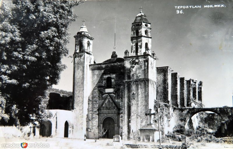 Fotos de Tepoztlán, Morelos: La Iglesia. ( Circulada el 12 de Septiembre de 1947 ).