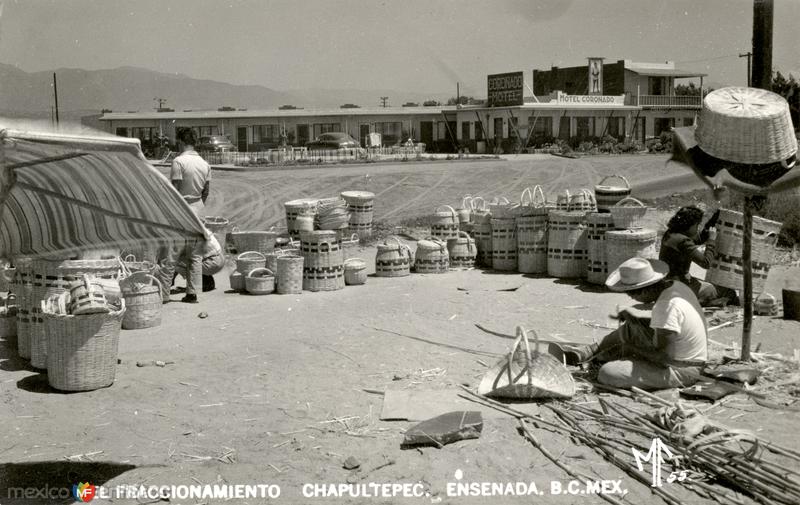 Fotos de Ensenada, Baja California: Vendedores en el Fraccionamiento Chapultepec, con Motel Coronado al fondo