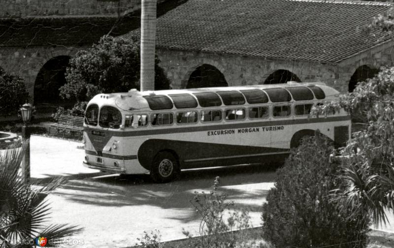 Fotos de Ciudad Valles, San Luis Potosí: Autobús turístico de la compañía Morgan Turismo, frente al Hotel Valles