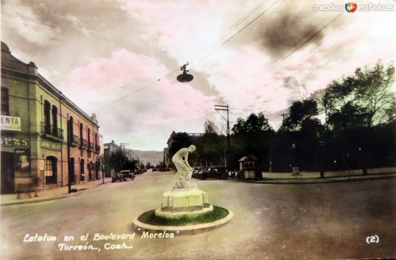 Fotos de Torreón, Coahuila: Estatua en el boulevard Morelos. ( Circulada el 19 de Noviembre  de 1936 ).