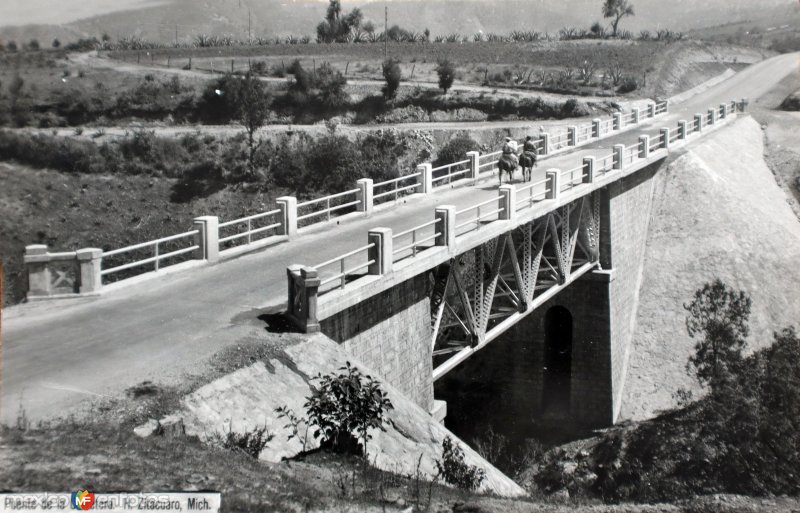 Fotos de Zitácuaro, Michoacán: Puente de la carretera ( Circulada el 30 de Abril de 1940 ).