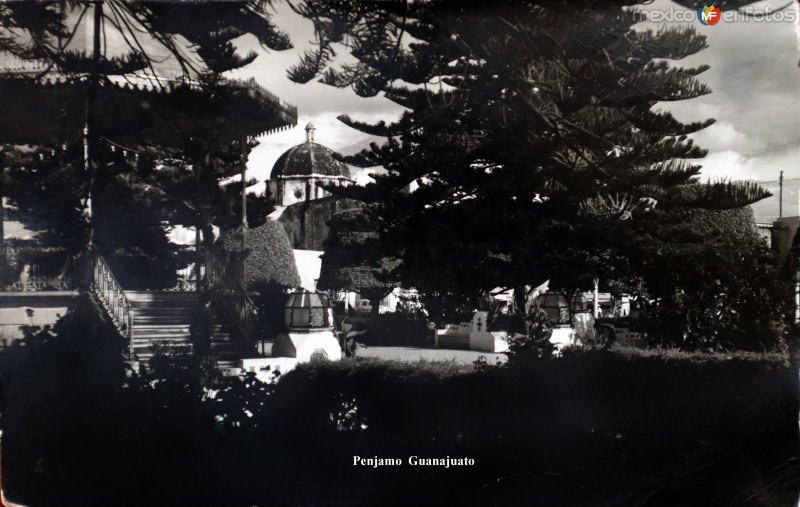 Fotos de Pénjamo, Guanajuato: Plaza y kiosko. ( Circulada el 12 de Mayo de 1953 ).