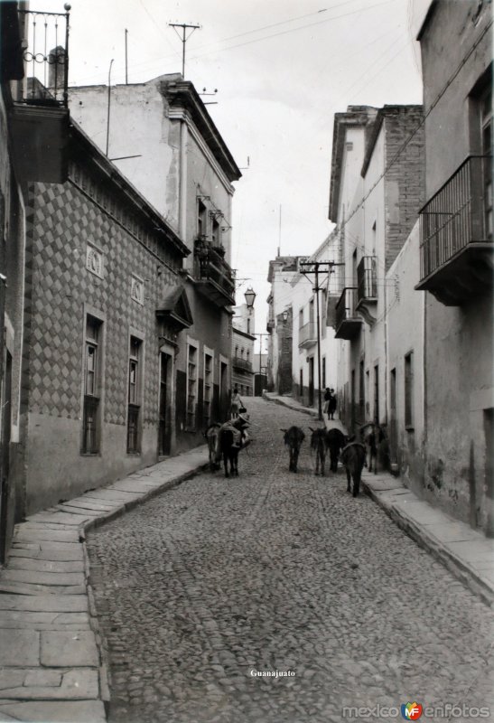 Fotos de Guanajuato, Guanajuato: Escena callejera. ( Circulada el 13 de Mayo de 1941 ).