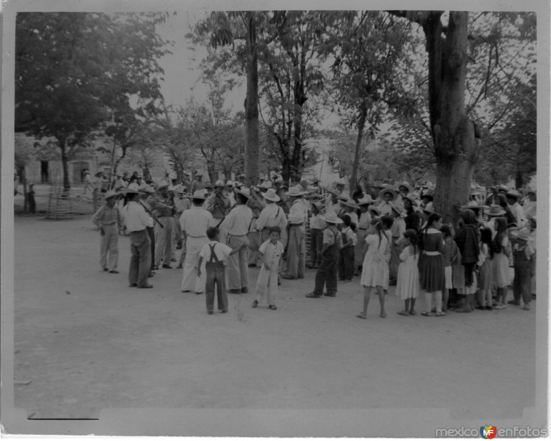 Fotos de San Ciro, San Luis Potosí: Gentío en Plaza Principal 