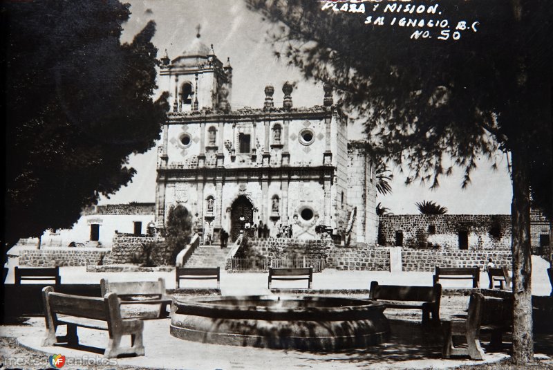 Fotos de San Ignacio, Baja California Sur: Plaza y Mission San Ignacio ( Circulada el 11 de Octubre de 1949 ).