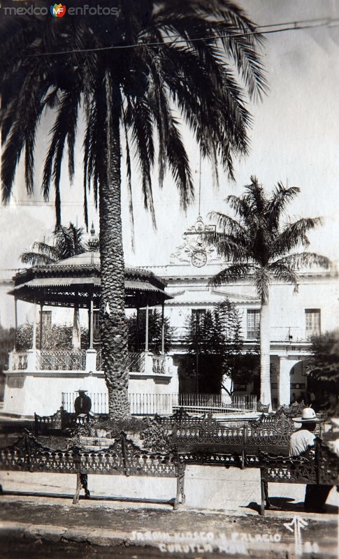 Fotos de Cuautla, Morelos: Jardin kiosko y Palacio. ( Circulada el 1  de  Julio de 1935 ).