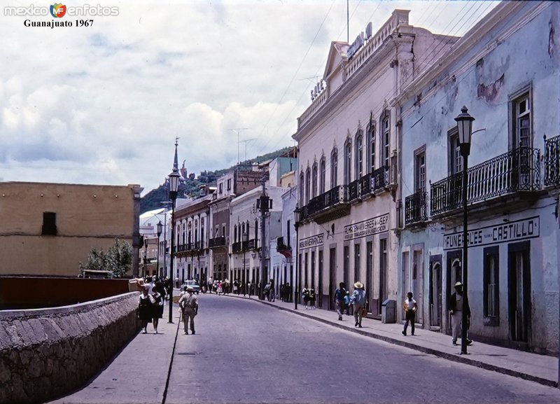 Fotos de Guanajuato, Guanajuato: Escena callejera con el Mto al Pipila al fondo 1967.