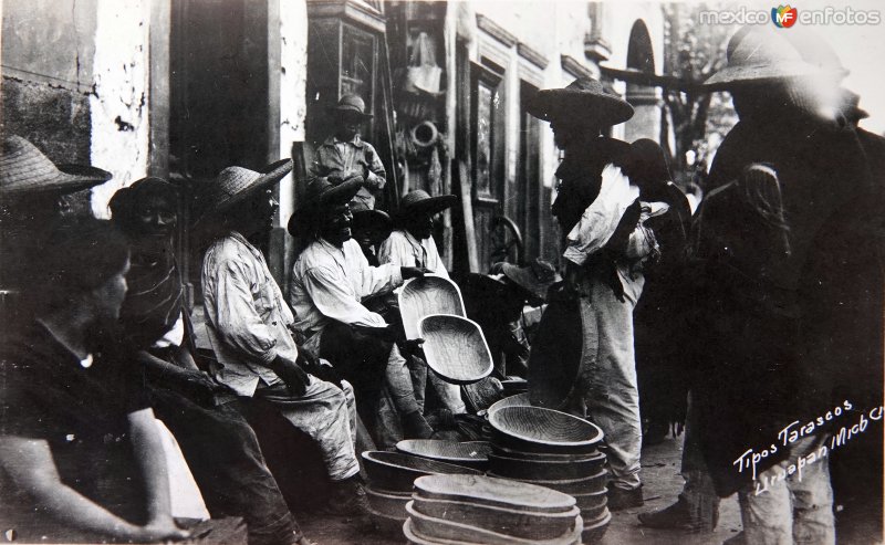 Fotos de Uruapan, Michoacán: Tipos Mexicanos Vendedores de vandejas.