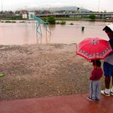 Padre e hijo durante la inundación de 2006