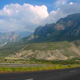 CAMINO EN LA AUTOPISTA SALTILLO--MONTERREY