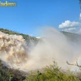 Presa Fco. I. Madero las virgenes vertedero derramando brisa crea hermoso arcoiris