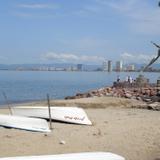 Malecón, al fondo escultura El Milenio