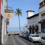 Calle típica con vista al malecón