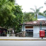 Calle típica sobre el río Cuale