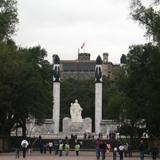 El castillo detrás de los niños héroes