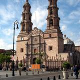 catedral con un bello cielo azul de fondo