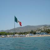 Bandera gigante en malecon de acapulco