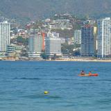 paseando en kayak por bahia de acapulco