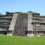 zona arqueológica de Yohualichán, en donde sus piramides tienen nichos