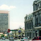 Rascacielos y edificio antigüo en el centro de la ciudad de Chihuahua, Chihuahua