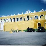 Barda atrial del ex-convento de San Antonio de Padua, siglo XVII. Izamal, Yucatán