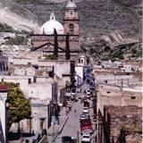 Calle del centro y parroquia de Real de Catorce, San Luis Potosí