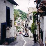 Típica calle empedrada del centro de Taxco de Alarcón, Guerrero