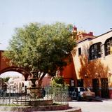 Fuente y portales en el centro de Tequisquiapan, Querétaro
