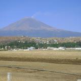 Comunidad de Metepec y al fondo el volcán Popocatépetl con su fumarola. Edo. de Puebla. 2011