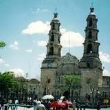 Catedral y a la izquierda el teatro Morelos. Aguascalientes, Aguascalientes. 2002