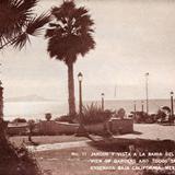 Jardín y vista a la bahía del hotel Playa